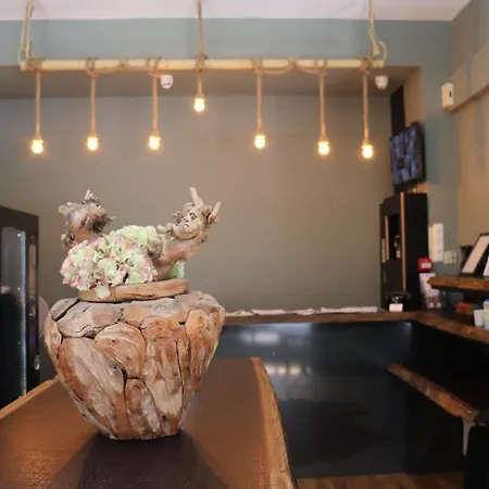 شباب آنا ماري *