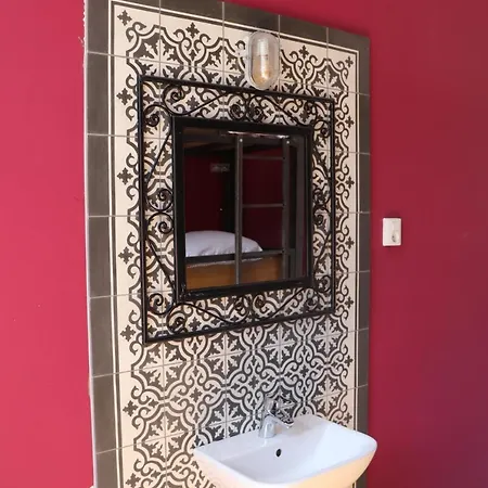 بيت شباب شباب آنا ماري أمستردام