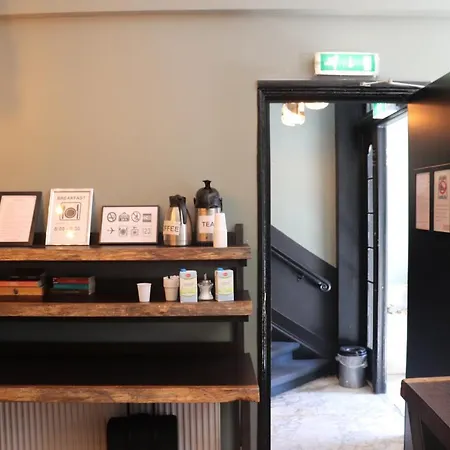 شباب آنا ماري بيت شباب أمستردام